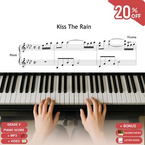 Op de afbeelding: Een digitaal pianobladmuziekbestand voor Kiss The Rain van Yiruma, met een notenbalk met viool- en bassleutel, muzieknoten en een 20% kortingsbadge. De partituur bevat labels voor Grade V, piano score, MP3, video, gekleurde noten en letter-noten.