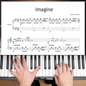 Op de afbeelding: Een bladmuziekpagina getiteld Imagine van John Lennon voor piano, met zwarte muzieknotatie op een witte achtergrond, geplaatst boven een set zwart-witte pianotoetsen. De partituur toont de viool- en bassleutel met muzieknoten.