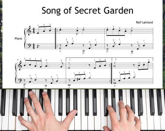 Może przedstawiać: Klawiatura fortepianu z czarno-białymi klawiszami. Nuty zatytułowane "Song of Secret Garden" autorstwa Rolfa Løvlanda są widoczne nad klawiszami. Ręce grają na pianinie.