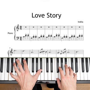 Puede incluir: Un teclado de piano con partituras de "Love Story" de Indila. La partitura se muestra encima de las teclas, con manos tocando el piano. Las teclas son blancas y negras.