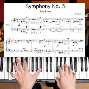 Puede incluir: Un teclado de piano con una partitura de la Sinfonía n.º 5 de Beethoven. La partitura está etiquetada como "Piano fácil" y presenta notación musical. Las manos de una persona están tocando el piano, con los dedos en las teclas.