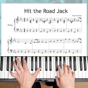 Puede incluir: Partitura de piano de "Hit the Road Jack" de Ray Charles. Las manos de una persona tocan las teclas blancas y negras de un piano. El título de la canción se muestra en la parte superior.