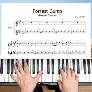 以下が含まれることがあります： 黒と白の鍵盤を持つピアノ。 「フォレスト・ガンプ（フェザー・テーマ）」の楽譜が鍵盤の上に表示されています。 音楽はピアノ用に書かれており、音符と音楽記号が含まれています。 ピアニストの手が見えます。