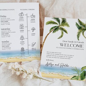 Pode incluir: Um convite de casamento com um tema tropical. O convite apresenta uma ilustração em aquarela de palmeiras e uma cena de praia. O texto no convite diz: "Estimada Família e Amigos, Bem-vindos à nossa Celebração de Casamento." O convite também inclui os nomes da noiva e do noivo, Ashlya e Holden.