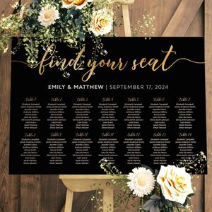 Op de afbeelding: Een zwart huwelijkszittingplan met gouden belettering met de tekst "find your seat". De namen van het paar, Emily & Matthew, en de datum, 17 september 2024, staan ook in goud. De kaart is versierd met bloemen.