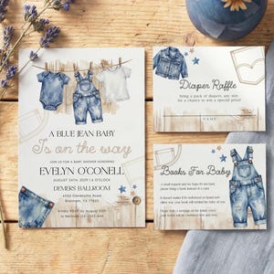 Op de afbeelding: Babyshower briefpapier set met een spijkerbroek thema. De uitnodiging toont aquarel illustraties van babykleding aan een waslijn. De kaarten bevatten een luier verloting en een verzoek om boeken.