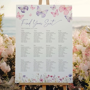 Puede incluir: Un diagrama de asientos de boda blanco con un borde floral de acuarela y mariposas. El diagrama está titulado "Find Your Seat" y enumera los nombres de los invitados por número de mesa.