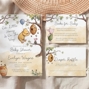 Può includere: Set di inviti per baby shower a tema Winnie the Pooh. L'invito principale recita "Our Little Honey Is On The Way!" e include i dettagli per il baby shower di Evelyn Wayne. Include anche biglietti per libri e una lotteria di pannolini.