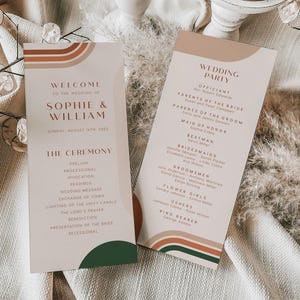 Może przedstawiać: Dwa programy ceremonii ślubnej o minimalistycznym designie. Programy zawierają tekst w kroju szeryfowym, z paletą kolorów kremowym, brązowym i zielonym. Lewy program mówi "Witamy na ślubie Sophie & William". Prawy program wymienia gości weselnych.