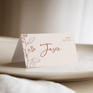Modelo de cartão de lugar para casamento estilo boho | Cartão de nome de mesa editável | Cartão de assento para impressão | Cartões de lugar em terracota enferrujada #herbal
