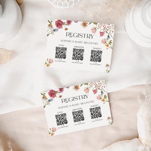 Può includere: Due carte a tema floreale con il testo "Registry" e "Sophie's Baby Registry". Ogni carta contiene codici QR per Etsy, Amazon e Target.