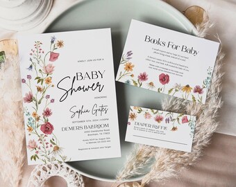 Puede incluir: Una invitación de baby shower floral con fondo blanco y un borde floral de acuarela. La invitación incluye el texto "Kindly join us for a Baby Shower honoring Sophia Gates" y la fecha, hora y lugar del evento. También hay dos tarjetas más pequeñas con bordes florales, una para una rifa de pañales y otra para una solicitud de libros.