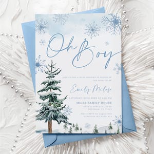 Op de afbeelding: Een rechthoekige uitnodigingskaart voor een babyshower met aquarelillustraties van blauwe sneeuwvlokken en groene dennenbomen. De tekst luidt Oh Boy, join us for a baby shower in honor of the mom-to-be Emily Miles, Saturday 09.12.2023 at 6:00 PM, Miles Family House, 6550 Glenblythe Road, Brenham, TX 77833, please RSVP by August 10th to Melinda 123-333-444.