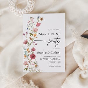 Könnte beinhalten: Eine weiße Einladung zu einer Verlobungsfeier mit einem floralen Design in Rosa-, Rot- und Gelbtönen. Der Text lautet "Bitte feiern Sie mit uns eine Verlobungsfeier zu Ehren von Sophie & Collton, 12. September 2024 | 16:00 Uhr, Demers Ballroom, 6550 Glenblythe Road, Brenham, TX 77833, Bitte melden Sie sich bis zum 10. August an, 10 Melinda 123-3333-444".