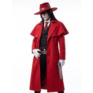 Puede incluir: Un abrigo largo rojo con capa, un sombrero a juego con un emblema de calavera y gafas de sol tintadas de rojo. El atuendo incluye un chaleco negro, una corbata roja y guantes blancos. Se sostiene una pistola plateada en una mano.