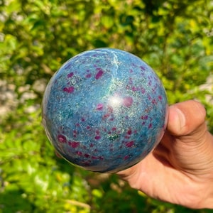 Sfera di pietra di cianite blu rubino da 75 mm, minerale, cristallo curativo, metafisica e per meditazione.