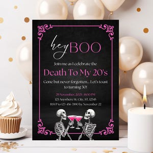 Può includere: Biglietto d'invito nero con dettagli rosa e il testo "hey BOO" e "Death To My 20's". Presenta illustrazioni di scheletri che brindano con cocktail. Include i dettagli dell'evento e le informazioni RSVP. Palloncini e un cupcake sullo sfondo.