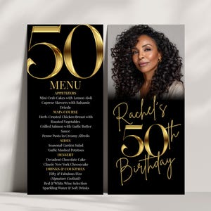 Puede incluir: Dos tarjetas de menú negras con detalles dorados. Una presenta el número "50" y la palabra "MENU" con una lista de aperitivos, platos principales, guarniciones y postres. La otra tarjeta dice "50 cumpleaños de Rachel" con una foto de una mujer.