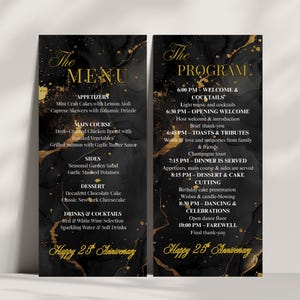 Pode incluir: Dois programas de eventos pretos e dourados com detalhes do menu e da programação. O menu inclui entradas, pratos principais, acompanhamentos, sobremesas e bebidas. O programa lista a linha do tempo do evento, incluindo boas-vindas, jantar e dança. "Happy 25th Anniversary" está escrito na parte inferior.