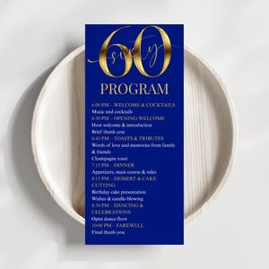 Puede incluir: Un programa de eventos azul marino para una celebración de 60 cumpleaños. El programa presenta escritura y texto dorados, incluida la palabra "PROGRAMA" y un programa detallado de eventos. El programa está sobre un fondo blanco.
