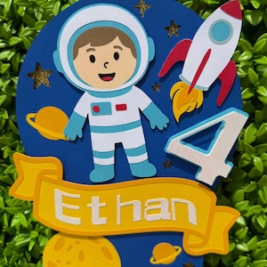 Personalisierter Astronaut Cake Topper. Out Space Party Decor mit Rakete und Planeten. Personalisierter Name & Alter - Jungen Weltraum-Themenparty