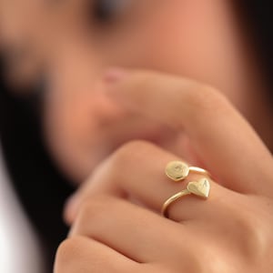 Anillo personalizado de corazón y círculo, anillo de flor de nacimiento personalizado, anillo de letra delicada, anillos de corazón para mujer, anillo de letra con flor de nacimiento circular