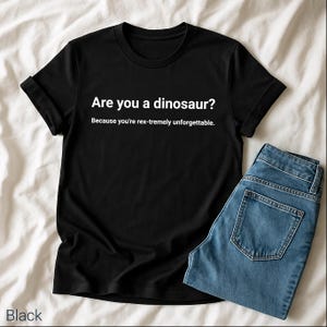 Complimentation dinosaure : réplique dinosaure, jeu de mots extrêmement inoubliable, texte en noir et blanc, citation humoristique coquette, social