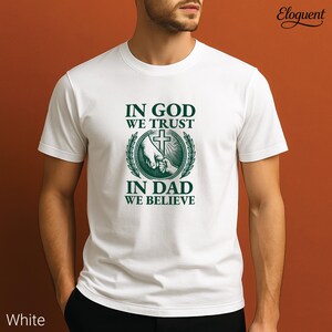 Camiseta &quot;Confía en Dios, Cree en Papá&quot;: Camiseta cristiana para padre, camiseta familiar de fe (blanca, natural, tallas S-3XL)