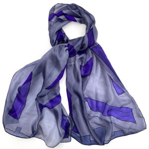 Foulard en soie abstrait gris et violet peint à la main. Cadeaux pour maman. Foulard en soie peint à la main