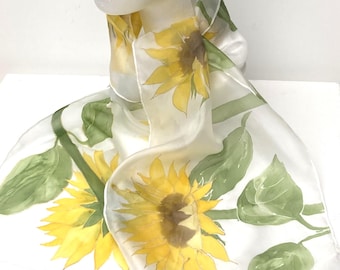 Foulard en soie peint à la main avec des tournesols. Foulard fleuri peint à la main,