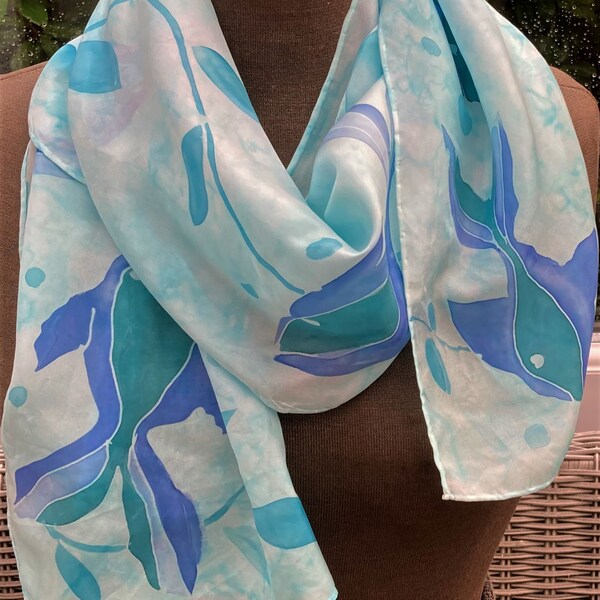 Foulard en soie peint à la main représentant un poisson bleu. Cadeaux pour maman