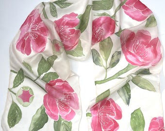 Foulard en soie peint à la main avec pivoines roses. Soie à motifs floraux