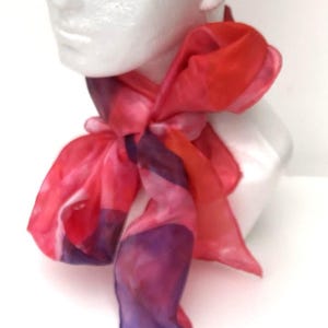 Rode handgeschilderde zijden sjaal met abstract ontwerp,