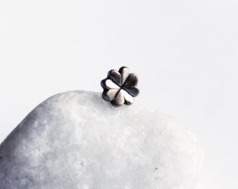 Lucky clover titanium nose stud