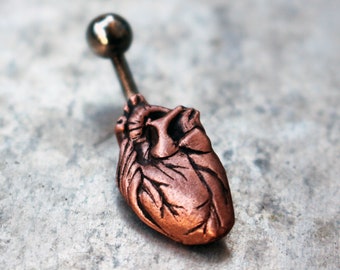 Piercing all'ombelico con anello a forma di cuore anatomico in titanio o barra in acciaio chirurgico