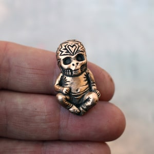 Collar de bebé con calavera de demonio