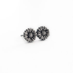 Daisy flower post earrings image 1