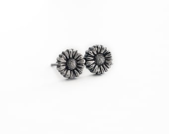 Daisy flower post earrings