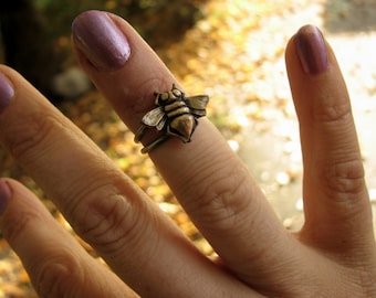 Honey bee knuckle ring
