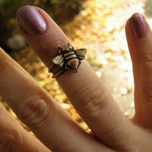 Honey bee knuckle ring