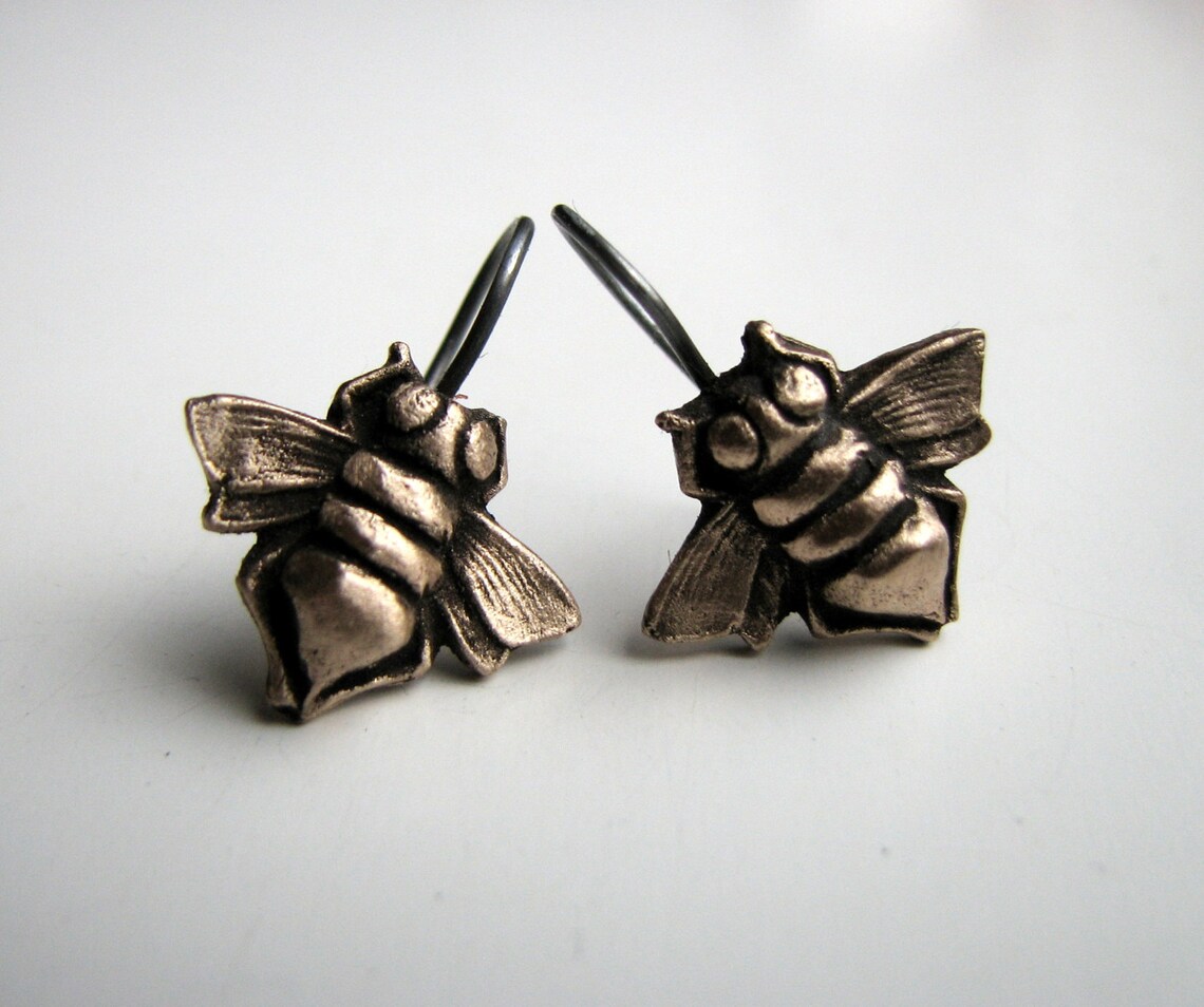 Titanium bee earrings Clearance