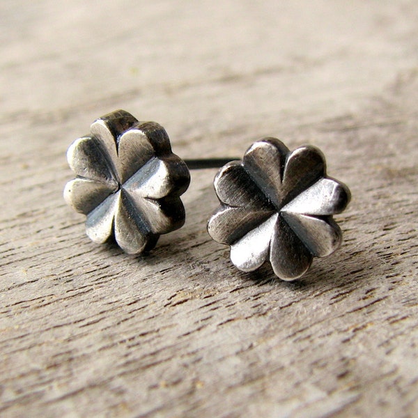 Clover earrings niobium studs