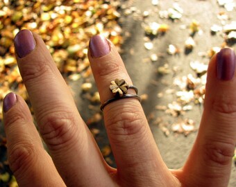 Four leaf clover knuckle ring