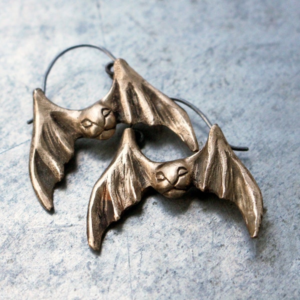 Pendientes de aro de niobio con forma de murciélago y conejo