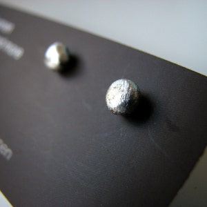 Titanium/niobium earrings silver pebbles