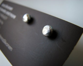 Titanium/niobium earrings silver pebbles