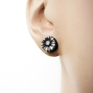 Daisy flower post earrings image 5