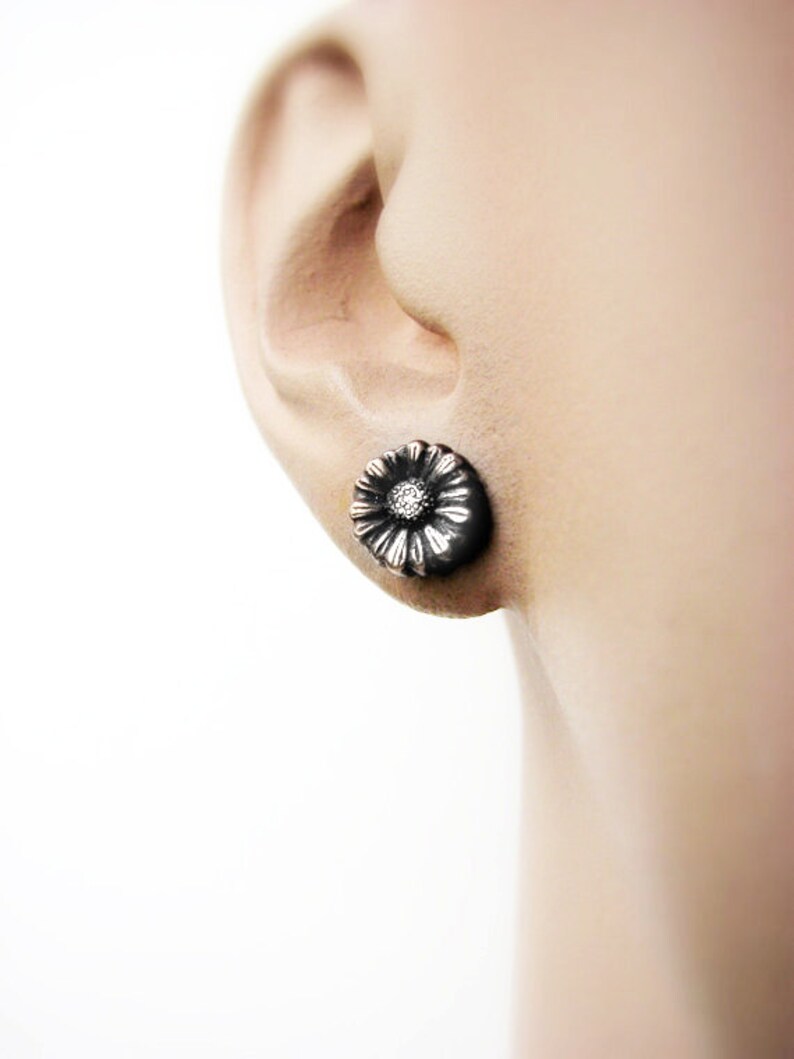 Daisy flower post earrings image 5