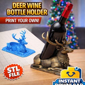 Puede incluir: Un soporte para botellas de vino con forma de ciervo de color bronce, sosteniendo una botella de vino tinto. El ciervo está tumbado, con sus cuernos sosteniendo la botella. Un objeto azul con forma de ciervo está a la izquierda. El texto dice "DEER WINE BOTTLE HOLDER PRINT YOUR OWN!"