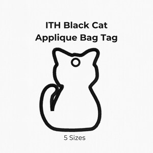 Puede incluir: Un diseño de etiqueta de bolso con aplique de gato negro ITH con un contorno de gato negro y un agujero en la parte superior para sujetar. El texto dice ITH Black Cat Applique Bag Tag y 5 Sizes. Cinco círculos negros listan los tamaños 3", 3.5", 4", 5" y 6".